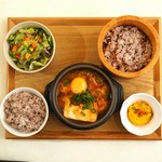 韓国でメジャーな豆腐のピリ辛小鍋。豚、いか下足、あさりなどの素材の旨みたっぷり！ふわふわお豆腐とちょうどいい辛さの味付けです。