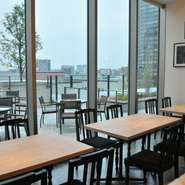 窓側テーブル席