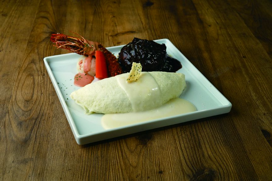 卵もライスもソースも全て真っ白な不思議なオムライス