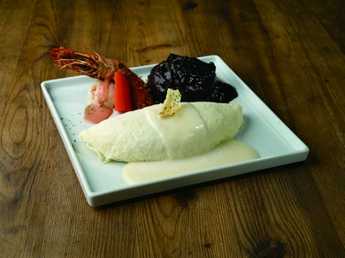 卵もライスもソースも全て真っ白な不思議なオムライス