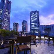 みなとみらいの夜景を一望できるテラス席。
夜景を楽しみたい日のディナーや、晴れた日のランチにおすすめです。
