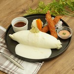 純白のオムライスとエビフライのコンボセットです。