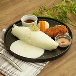 純白のオムライスとカニクリームコロッケのコンボセットです。