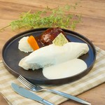 大宮の大人気「純白のオムライス」と「ハンバーグステーキ」が一皿で楽しめるセットです。