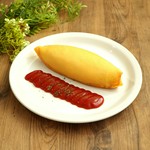 ふわふわトロトロのオムライスに、酸味を抑えたケチャップソースを合わせた定番。