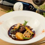 厳選した牛肉を香味野菜でじっくりと煮込みました。
ほろっと崩れるほど柔らかく煮込まれた牛肉と、じっくり煮込まれたソースは絶品です。
