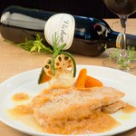 醤油ベースに玉ねぎの甘みが際立つジンジャーソースをかけた、ハーブ三元豚ロースのソテー。
