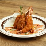 身の詰まった新鮮な海老、プリプリ大粒な牡蠣のフライです。
オーロラソースを絡めてどうぞ！