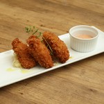 日本発祥の洋食。ぷりぷりジューシーな牡蠣を特製のオーロラソースでお召し上がりください。(2個 715円/5個 1,518円）