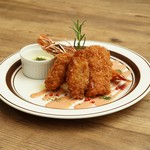 エビフライ・カキフライ・カニクリームコロッケと３種のフライが楽しめる一皿。