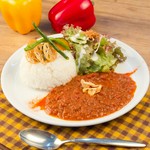 たっぷりの玉ねぎ、イタリア産ホールトマトをじっくり煮込みました。
メインとなるカレーソースには肉類、魚介類を加えずにスパイスと野菜のみで仕上げております。
