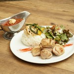 無水トマトカレーとチキンが楽しめるセットです。
