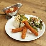 無水トマトカレーとエビフライが楽しめるセットです。
