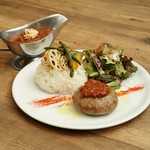 無水トマトカレーとハンバーグが楽しめるセットです。
