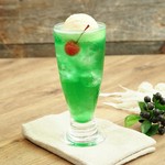北海道産のメロンを使った濃いめのクリームソーダです。