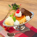 昔ながらの焼きプリンにチョコレートブラウニーとバニラアイスを並べた大人から子供まで嬉しくなるキッチン大宮の名物デザート。

