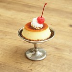 少し固めに仕立てた昭和を感じる焼きプリンです。
