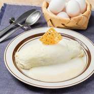 純白のオムライス：卵、チキンライス、全てが白い、驚きのオムライスです。ホワイトソース、チーズソースの2種のソースが織りなすハーモニーが絶品です。

