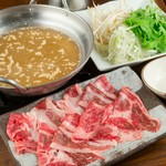 リブロースは牛肉の中でもとても柔らかく、霜降りが多い部位で、一口食べた時の肉汁、そしてスッっととろけるような柔らかさをしゃぶしゃぶでお楽しみください。