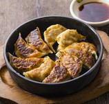 自家製の一口餃子を博多風に鉄鍋で焼き上げました。