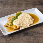 宮崎県延岡市発祥のチキン南蛮。からりと揚げた鶏肉に甘酢とタルタルソースをからめてお召し上がりください。