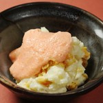 定番のポテトサラダに桜島大根漬けを刻んで加えたものが「もつ楽流」！