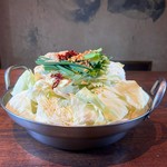 通常の2倍のキャベツを惜しみなく使用した「キャベツ爆弾もつ鍋」。たっぷり野菜で食べ応え抜群！キャベツの甘みとモツの濃厚な旨みが溶け込んだスープは、一口飲めばやみつきに。