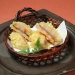 厚く切った２枚の蓮根で明太子を挟み揚げにしました。サクサクの食感をお楽しみください