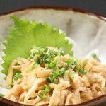 コラーゲンたっぷりの鶏皮をさっぱりとポン酢に漬け込みました。