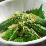 やみつきになる自家製旨塩ごま油が胡瓜にたっぷり掛った逸品です。