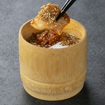 たっぷりの胡麻とごま油の中にキムチを付けて、キムチがまろやかに召し上がれます。