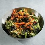 胡麻油と塩胡椒でシンプルに合えたサラダです。