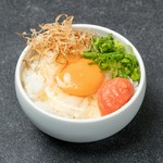 かねふくの明太子をのせた「もつ楽」オリジナルの卵がけごはｎ