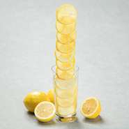 レモンまるごと一個分凍ったレモンを解かしながら自分好みの一杯に！