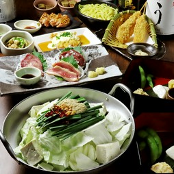 馬刺し盛り合わせ、ふぐ串、そして出し巻き明太やもつ鍋と、豪華ラインナップ。