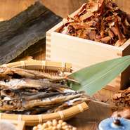 『飛魚』『鰹節』『昆布』の絶妙なブレンド出汁★牛もつと野菜を美味しく味わっていただけるように、風味、香りを大事に毎日丁寧に引いています。この出汁は、野菜と牛もつの旨みがプラスされると、絶品スープに！！”シメの麺や雑炊まで絶品”スープの飲みすぎ注意です。最後までスープを残して麺や雑炊をご堪能ください