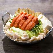 当店に来たら是非食べて頂きたい博多でべそ名物 博多明太もつ鍋  明太子はかねふくをたっぷり使用しています。シメは高菜雑炊、チーズリゾットなどが楽しめます。