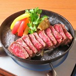 厳選された鹿児島県産A5ランク　黒毛和牛から肩バラのお肉『ブリスケット』を使用した鉄板ステーキが登場！
赤身と脂身のバランスが非常に良く、噛み締めるごとにあふれだす濃厚な風味と旨味が特徴です。