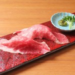 鹿児島県産　A5ランク黒毛和牛使用！　とろける脂の旨味と炙りの香ばしさが絶品。ご注文は2貫～承ります。