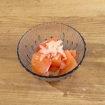 フレッシュトマトと甘酸っぱいガリと触感の組み合わせがやみつきに。串焼、串天とも相性抜群。