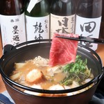 きめ細やかな霜降りととろけるような口溶けが特徴のA5ランク黒毛和牛をすき焼きで！

特製の割り下で煮込むことで牛肉の旨みが引き出されるとともに
その旨みをたっぷりと吸い込んだ旬野菜などもまた格別です。