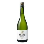 輝きのある淡いイエロー。パイナップル、洋ナシや柑橘を連想させるさわやかな果実の香り、白い花を思わせる華やかな香りがグラスから立ち上ります。