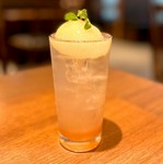 白桃は漬け込み、ごろっと白桃を入れて仕上げました。白桃のやさしい甘さがサワーによく合います。