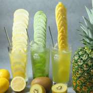 こだわりのレモンサワーはなんと7種類をご用意！氷結まるごとレモンサワーは、凍ったレモンをタワー状にしてご提供！衝撃の見た目は盛り上がること間違いなし◎凍ったレモンタワーを溶かしながら自分好みの味でお楽しみいただけます♪その他、全国の銘酒を集めた日本酒や焼酎、女性にオススメの産直果実を使用したハイボールやワイン、カクテルなども豊富に取り揃えておりますので、お好みの一杯をお選び下さい。

