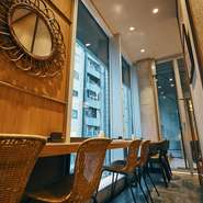 【落ち着いた店内】木をふんだんに使用した広々カウンター席