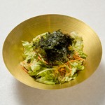韓国海苔とごま油香る定番サラダ。