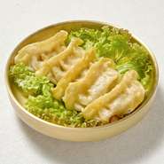 香ばしく揚げたジューシー餃子。