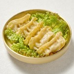 香ばしく揚げたジューシー餃子。