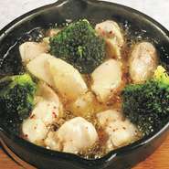 やわらかな鶏肉に旨みが染み込んだオイルが美味しい！お酒に良く合う一品です。