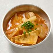 ・トッポギ：モチモチ食感と旨辛ソースの王道屋台味。
・チーズトッポギ：濃厚チーズと甘辛ソースのやみつきコラボ。